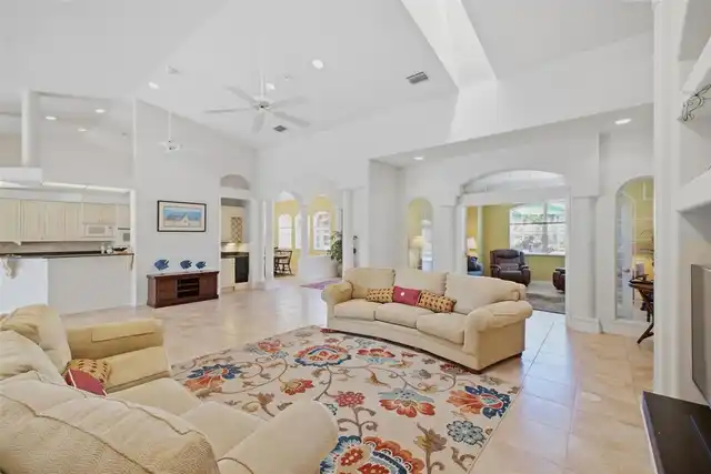 Listing Photo 11