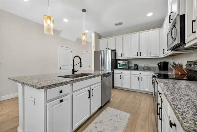 Listing Photo 11