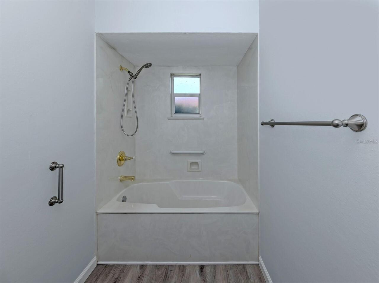 Listing Photo 14