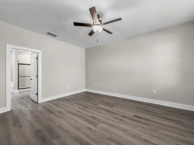 Listing Photo 12