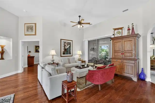 Listing Photo 11