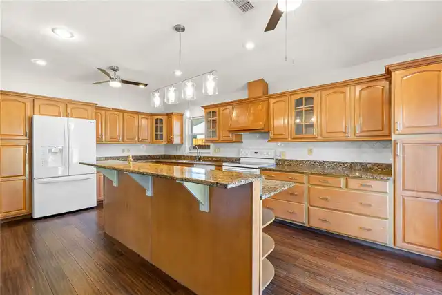 Listing Photo 11