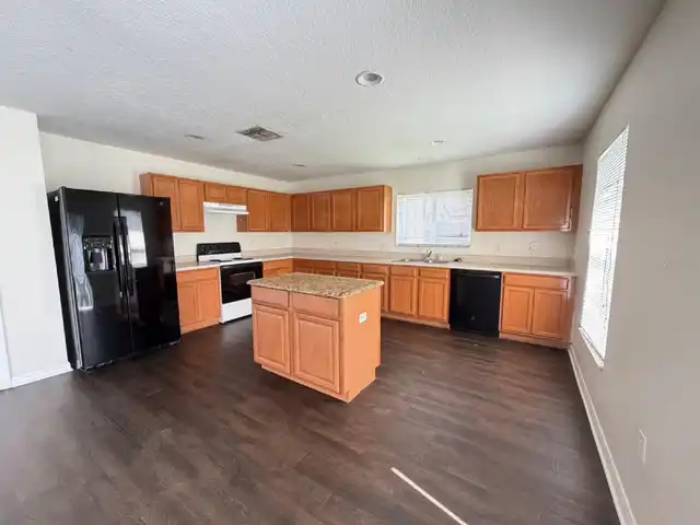 Listing Photo 9