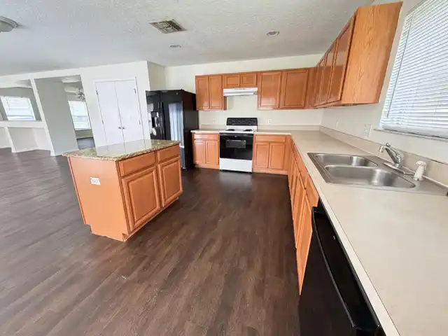 Listing Photo 10