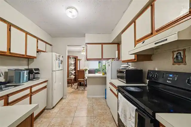 Listing Photo 12