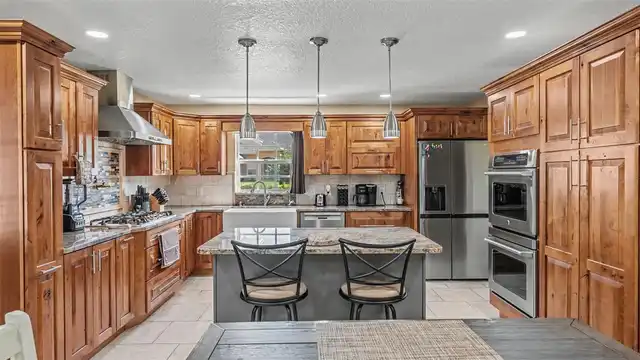 Listing Photo 12