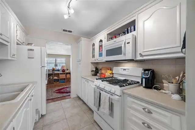 Listing Photo 12