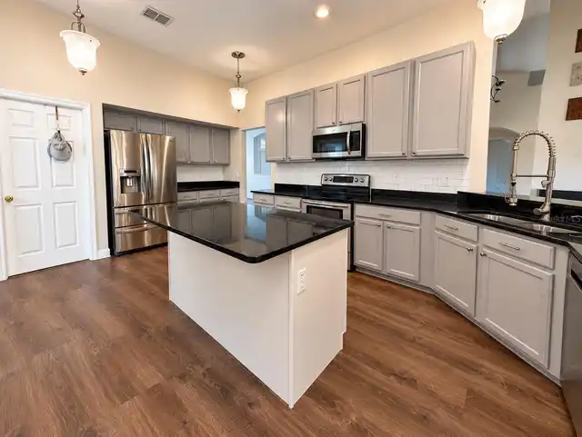 Listing Photo 12