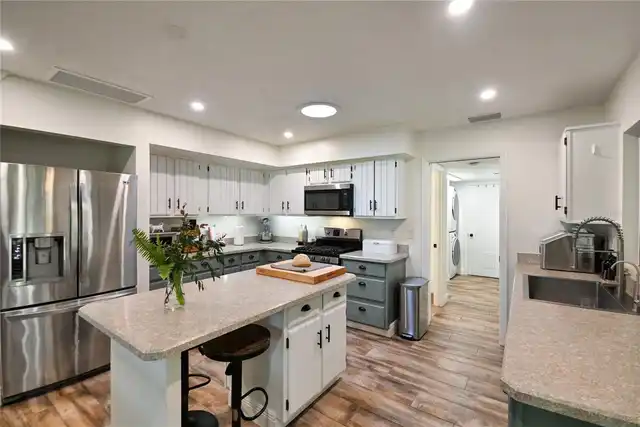 Listing Photo 11