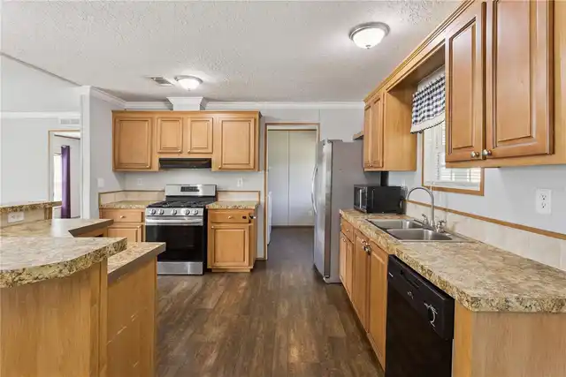 Listing Photo 11