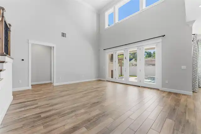 Listing Photo 8