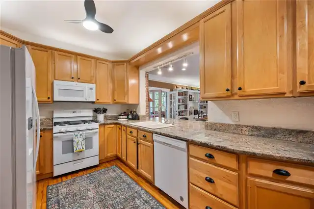Listing Photo 11