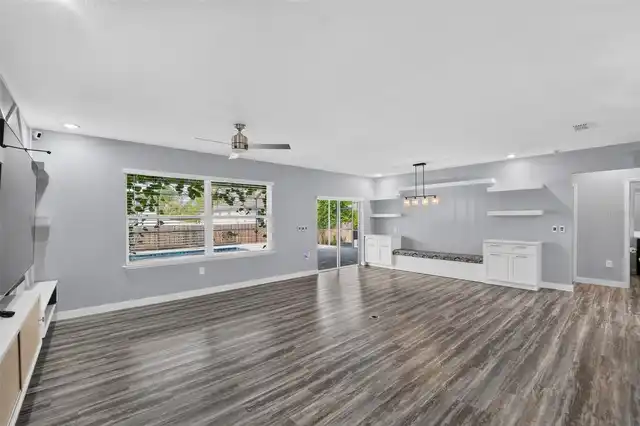 Listing Photo 10