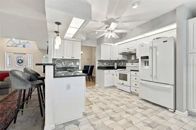 Listing Photo 11