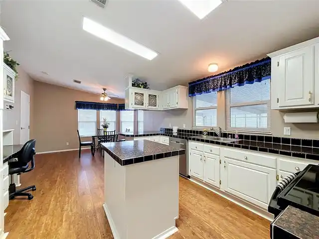 Listing Photo 10