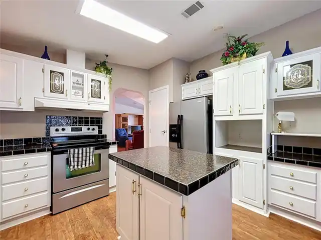 Listing Photo 12