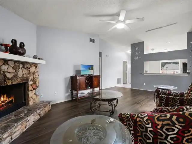 Listing Photo 12