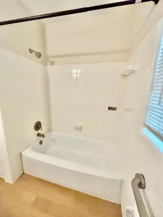 Listing Photo 12