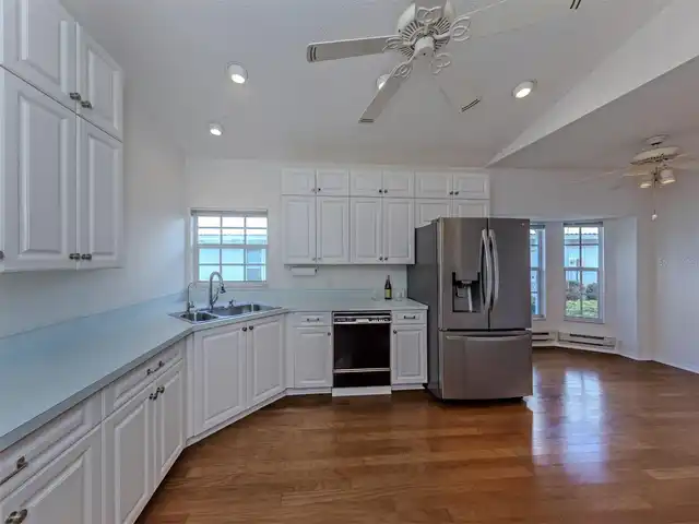 Listing Photo 8