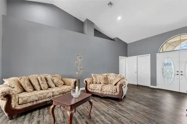 Listing Photo 12