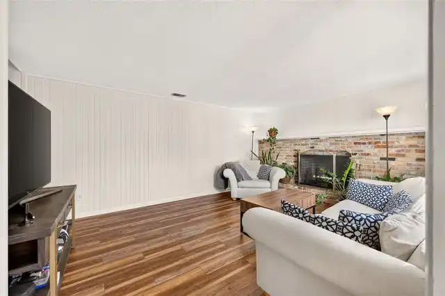 Listing Photo 12