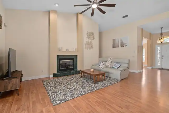 Listing Photo 11