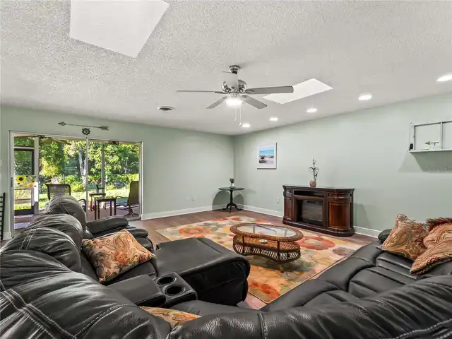 Listing Photo 12