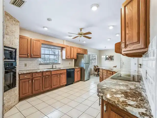 Listing Photo 12