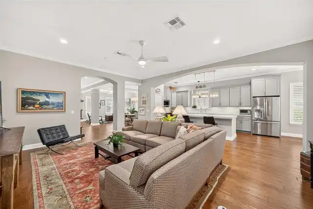 Listing Photo 11