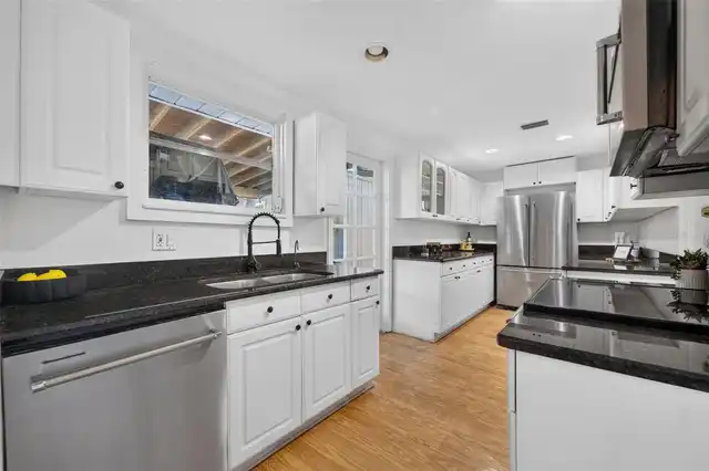 Listing Photo 11