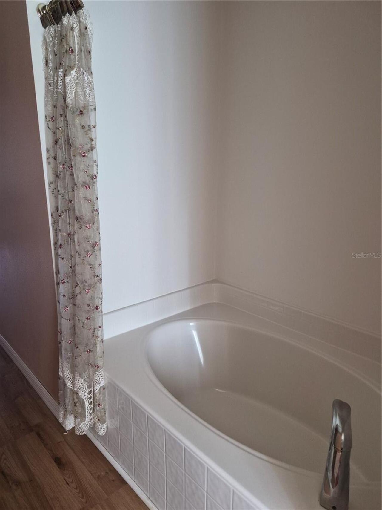 Listing Photo 12
