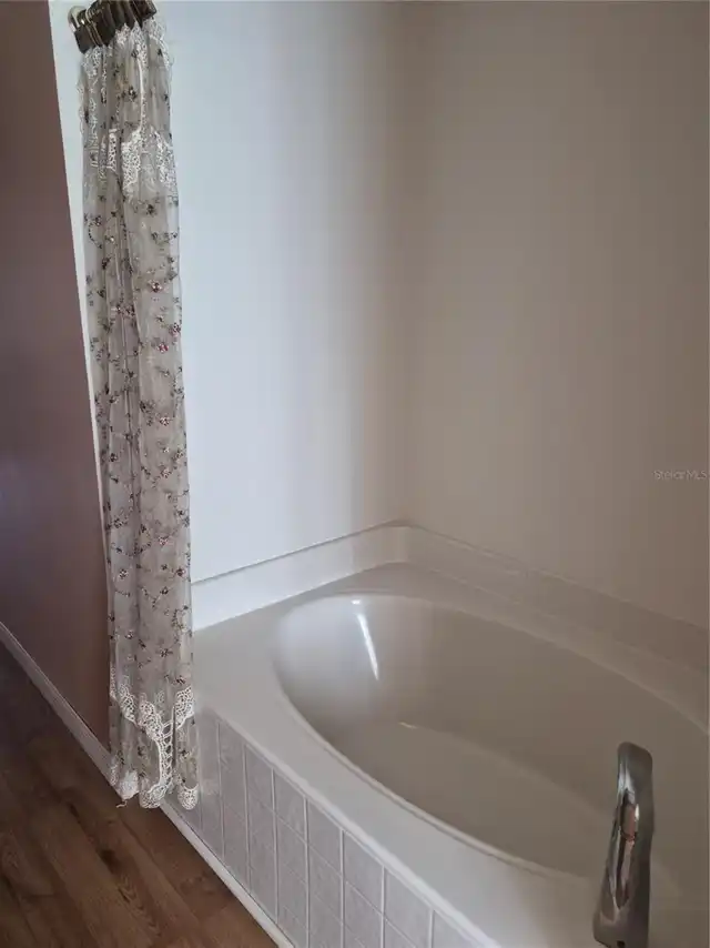 Listing Photo 12
