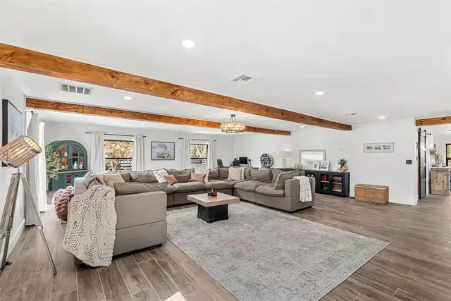 Listing Photo 11