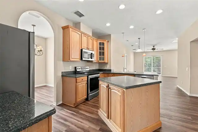 Listing Photo 11