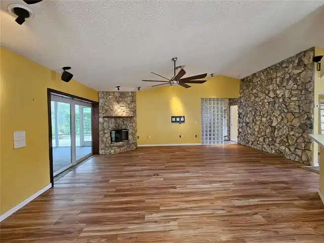 Listing Photo 11
