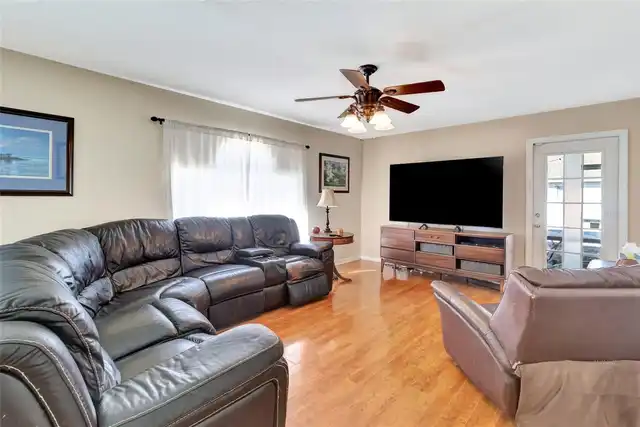 Listing Photo 11