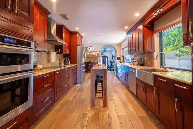 Listing Photo 11