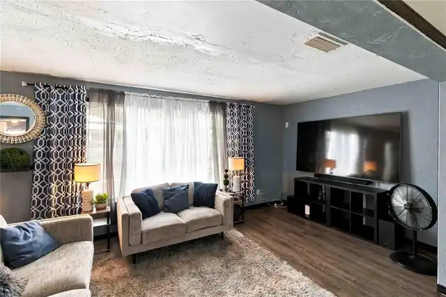 Listing Photo 10