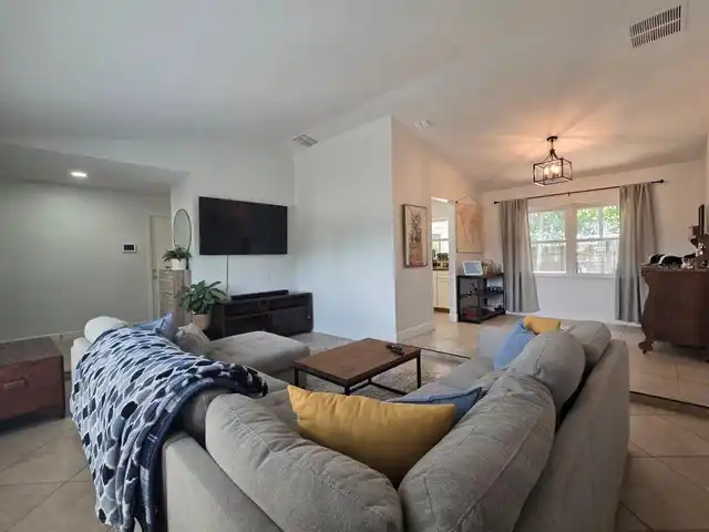 Listing Photo 11