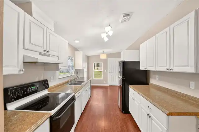 Listing Photo 10