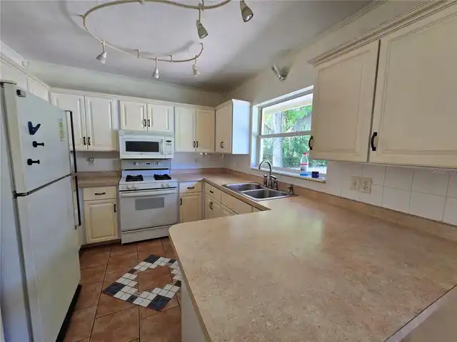 Listing Photo 9