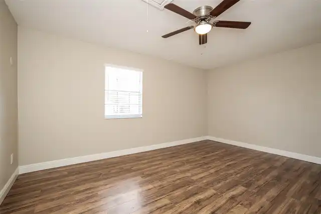Listing Photo 11