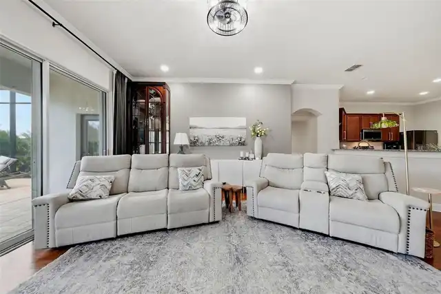 Listing Photo 12