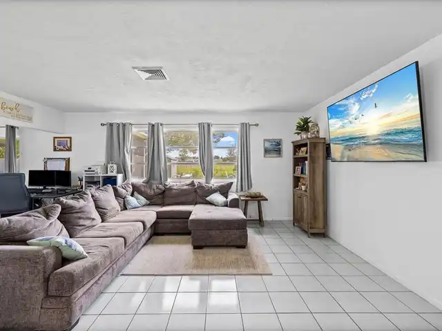 Listing Photo 10