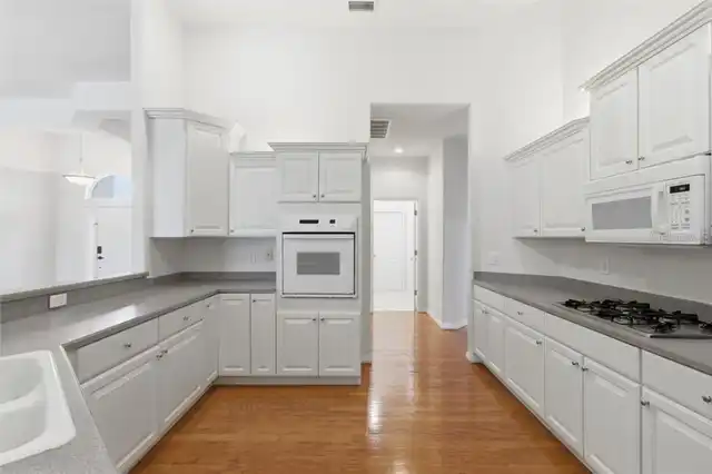 Listing Photo 9