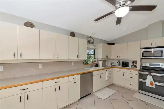 Listing Photo 12