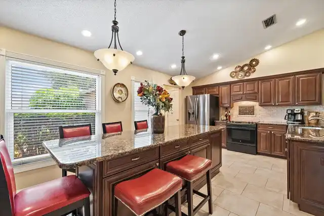 Listing Photo 12