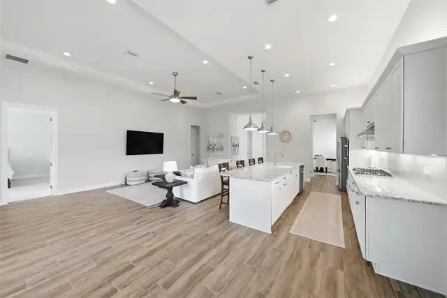 Listing Photo 10