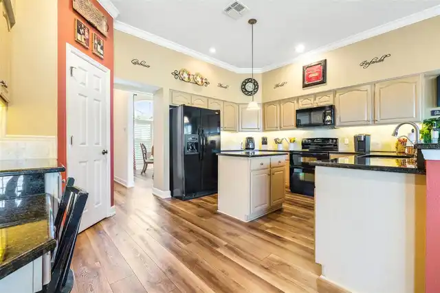 Listing Photo 11