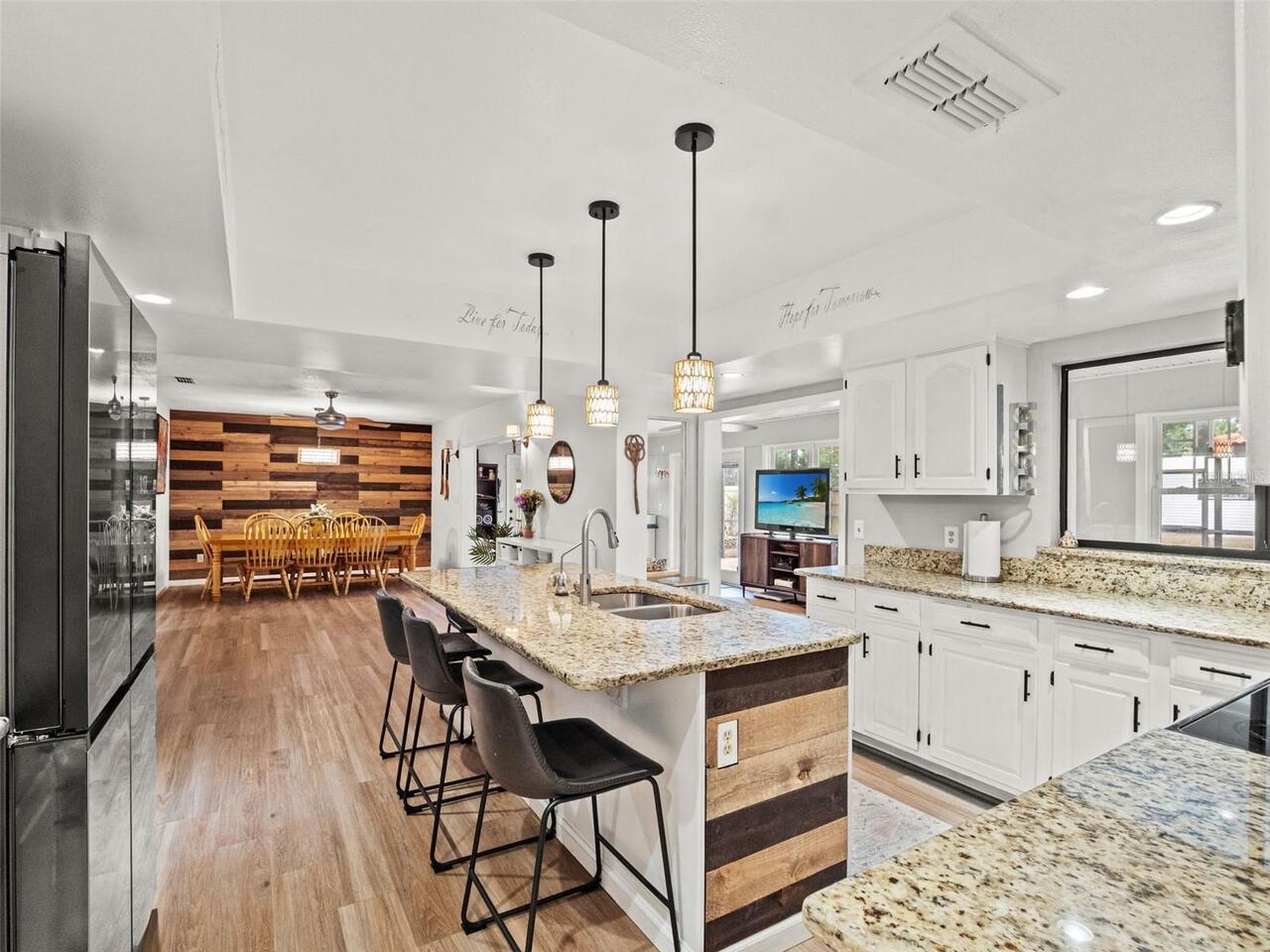 Listing Photo 11
